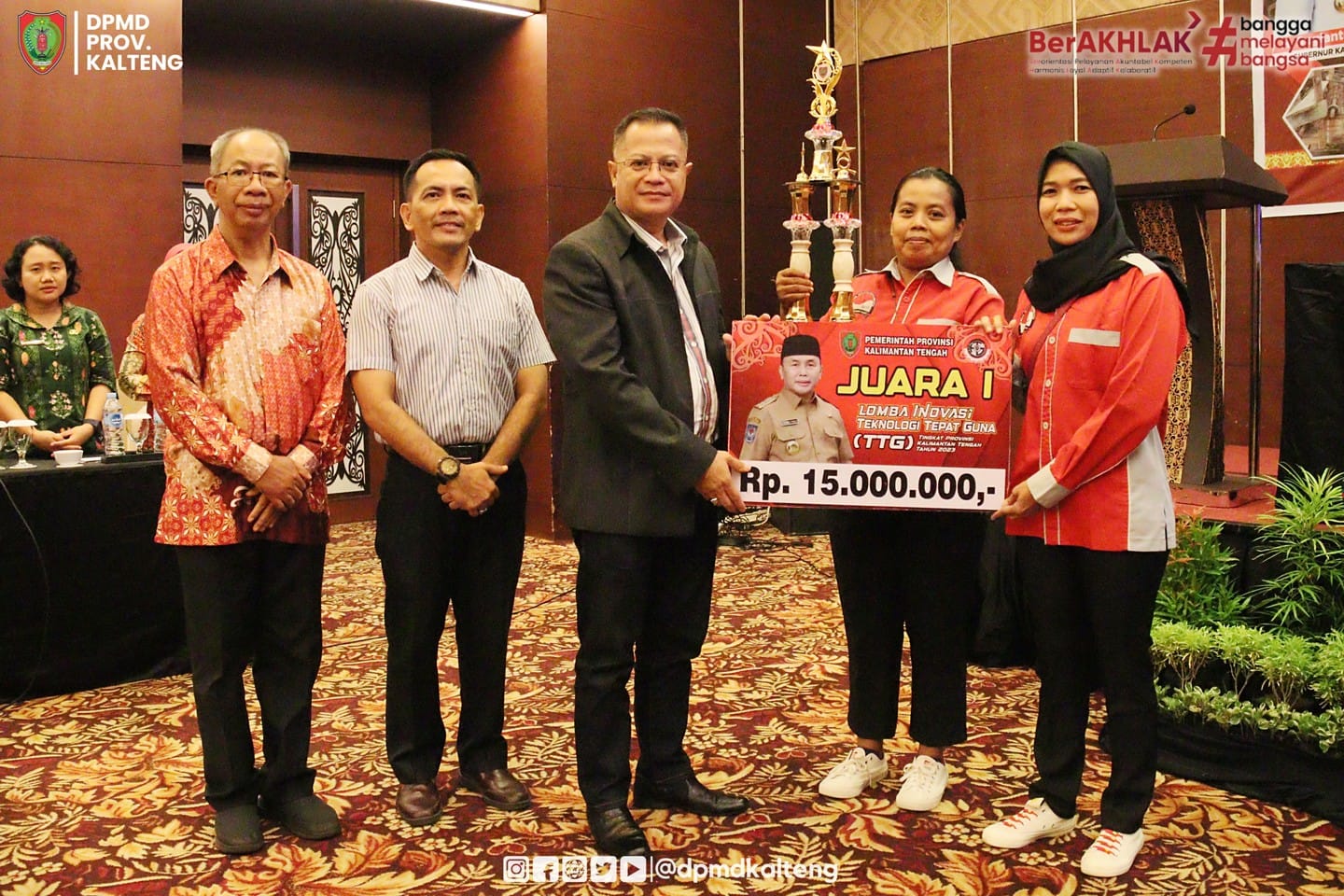 Limbah Besi Pembelah Buah Ketapang Hantarkan Julianthie dan Putri Juara Pertama Lomba  TTG
