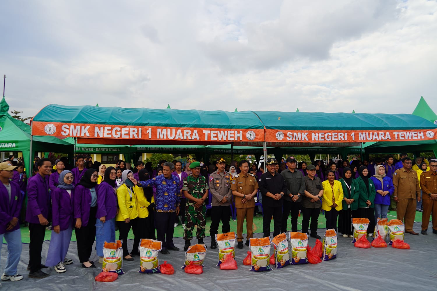 Wagub Edy Pratowo Serahkan 1500 Paket Sembako Gratis untuk Mahasiswa di Barito Utara