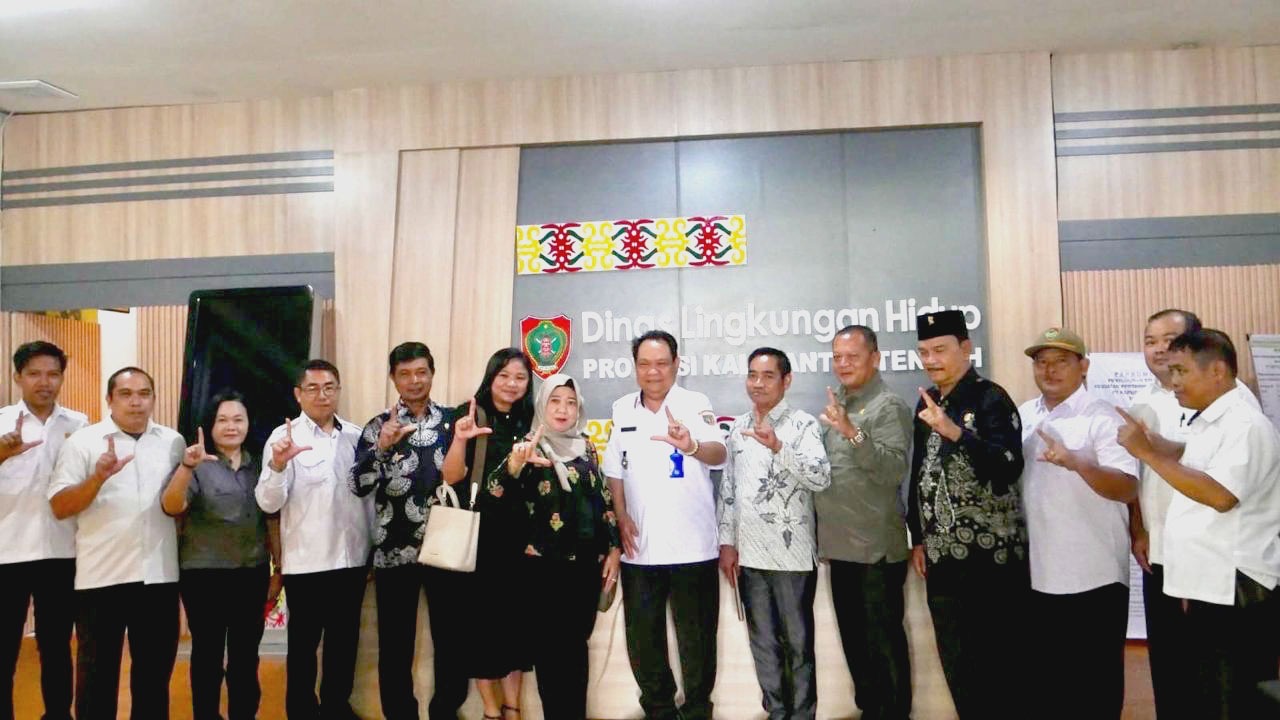 Sekretaris DLH Kalteng, Nooh Halim, berbicara dalam pertemuan dengan DPRD Kabupaten Pulang Pisau mengenai dukungan pengelolaan sampah, Rabu (19/2/2025).