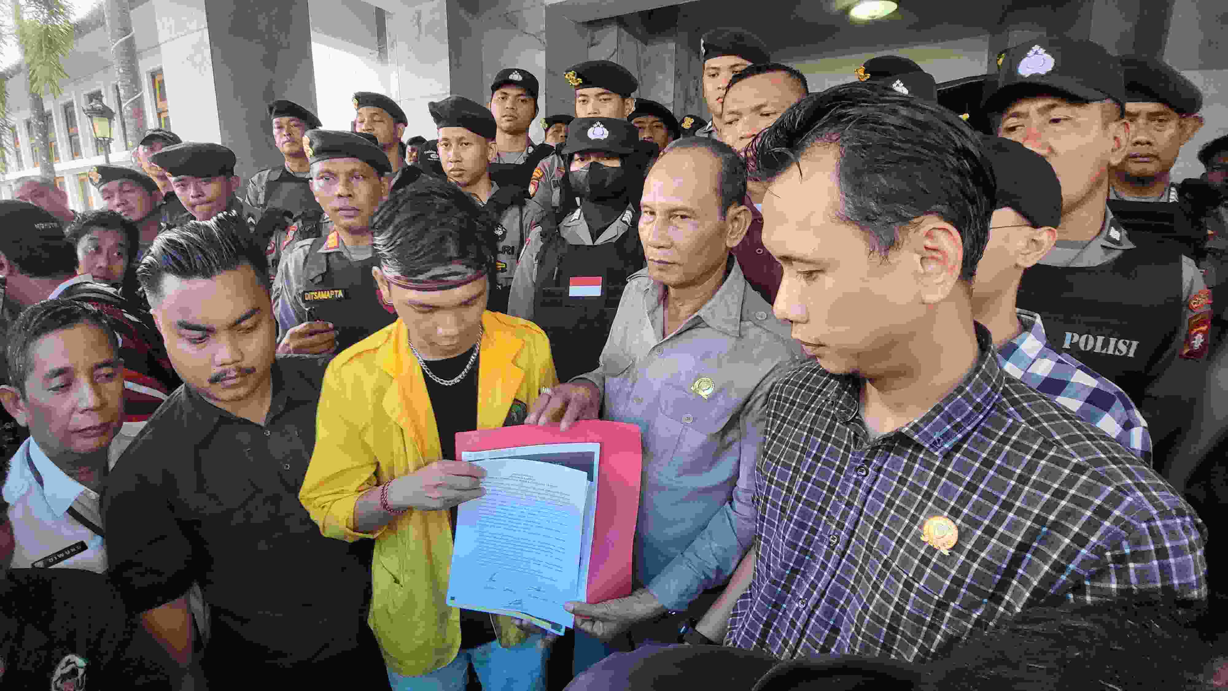 Tolak Efisiensi Anggaran, Mahasiswa Geruduk DPRD Kalteng