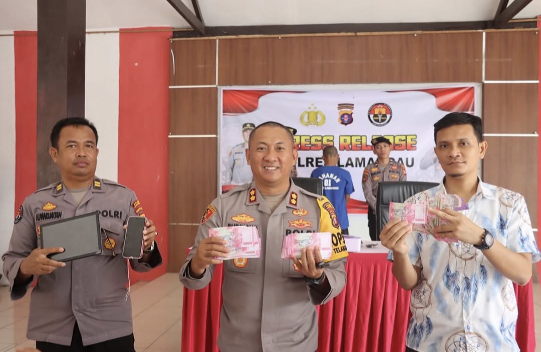 Kapolres Lamandau AKBP Bronto Budiyono memimpin konferensi pers terkait pengungkapan kasus peredaran uang palsu di Kabupaten Lamandau.