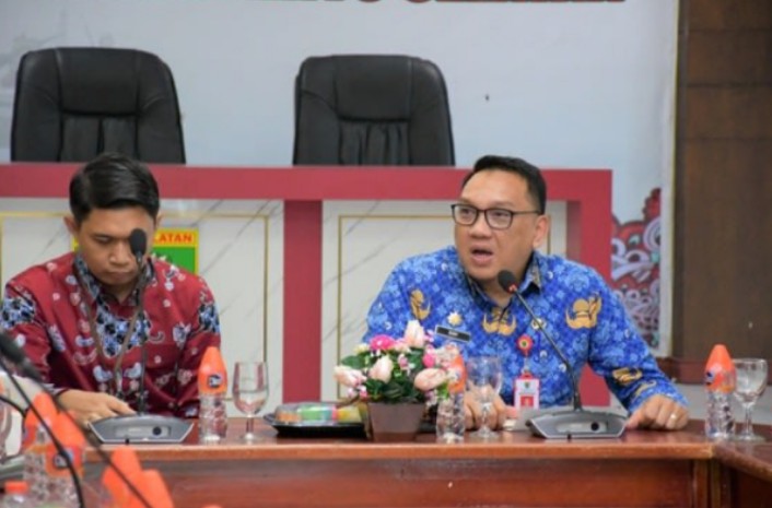 Sekretaris Daerah Kabupaten Barito Selatan, Edy Purwanto, bersama tim BPK RI Perwakilan Kalteng dalam pertemuan entry meeting pemeriksaan laporan keuangan tahun 2024 di Aula Kantor Bupati Barito Selatan, Senin (17/2/2025).