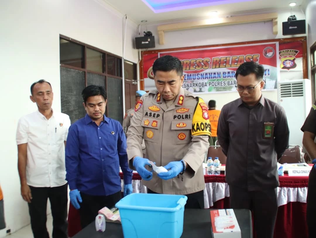 Kapolres Barito Selatan AKBP Asep Bangbang Saputra, S.I.K., memimpin pemusnahan barang bukti sabu seberat 59,68 gram dalam konferensi pers di Aula Pucuk Rebung Polres Barsel, disaksikan oleh perwakilan Kejaksaan, Pengadilan Negeri, Dinas Kesehatan, serta penasehat hukum tersangka.