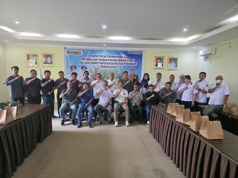 Foto bersama saat penetapan harga TBS kelapa sawit di Aula Dinas Perkebunan Kalteng.