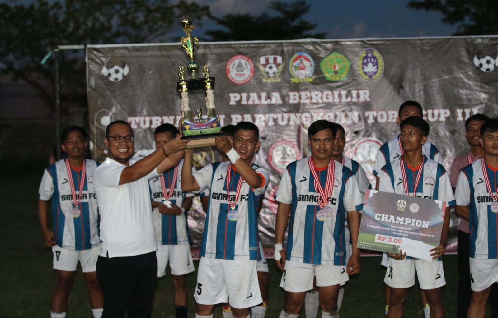 Pembina Partungkoan Toba Tomu Sibarani Resmi Menutup Turnamen Partungkoan Toba CUP III