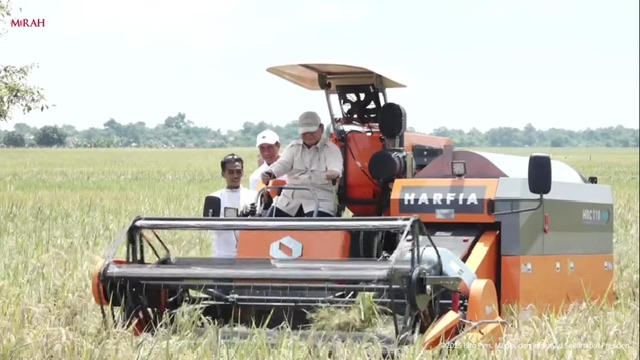 Gubernur Agustiar Dampingi Panen Raya Serentak di Pilang Pisau