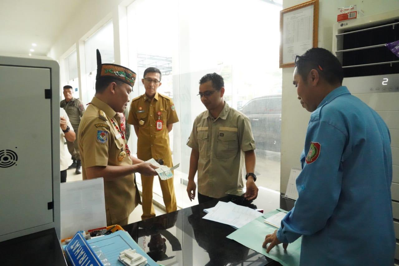 Gubernur Kalteng Sidak Samsat Palangka Raya, Tegaskan Larangan Pungli