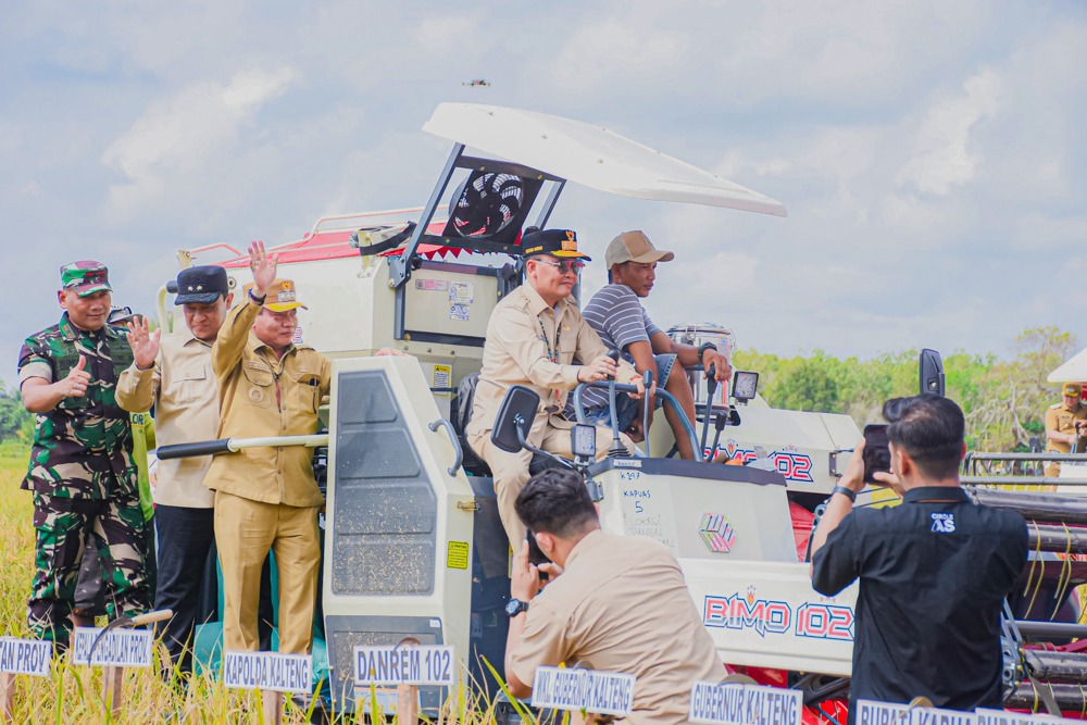 Panen Raya di Kapuas, Gubernur Gelontorkan Bantuan dan Janjikan Infrastruktur