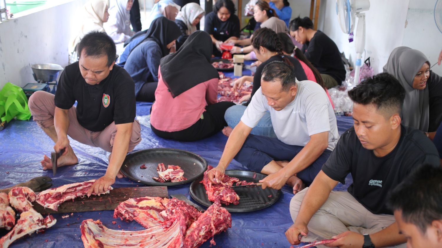 Dinas PMD Kalteng Salurkan Daging Kurban, Wujud Kepedulian Sosial dan Kebersamaan