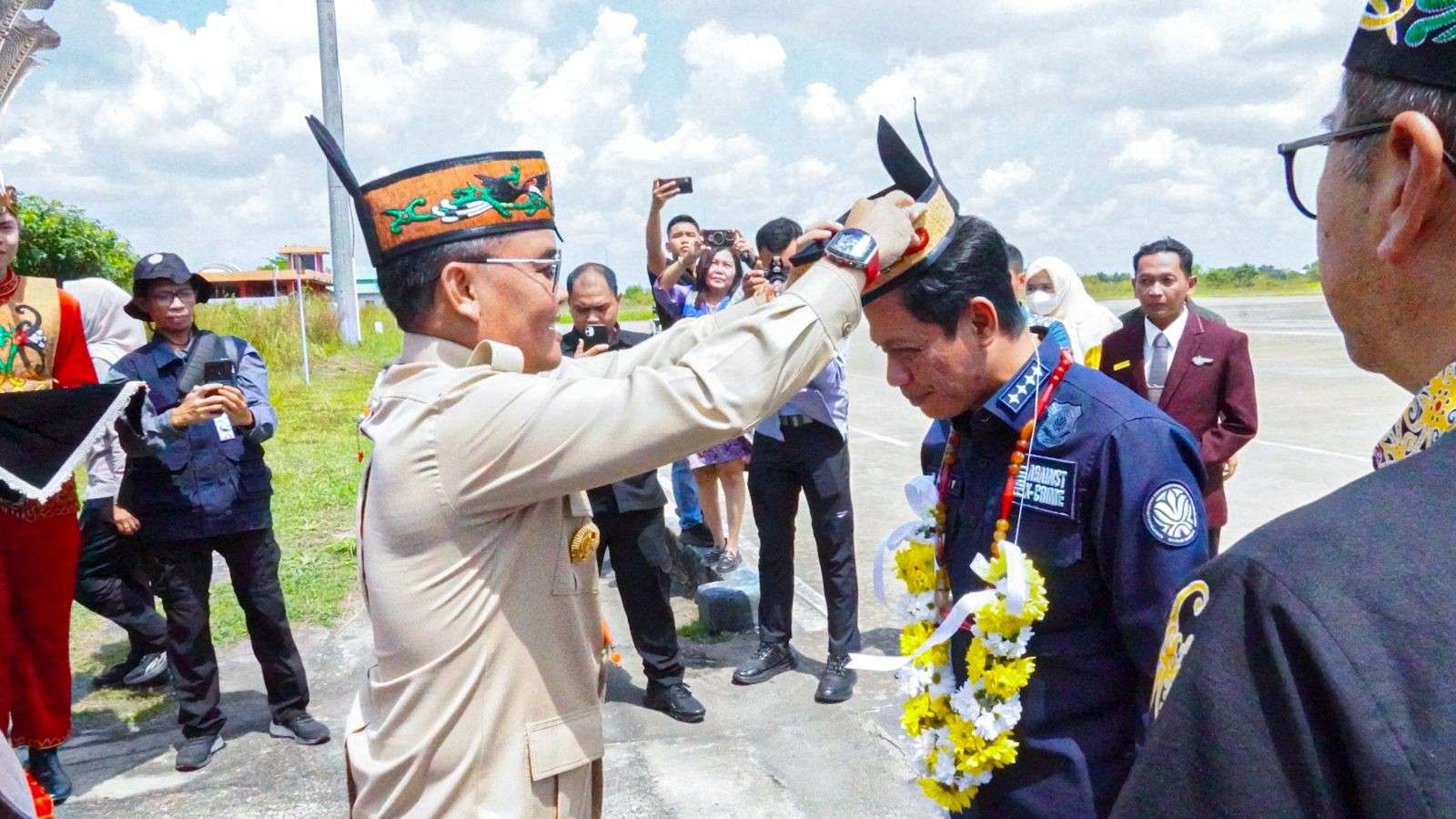 Kolaborasi Pusat-Daerah Diperkuat, Menteri LHK Disambut Adat Dayak di Kalteng