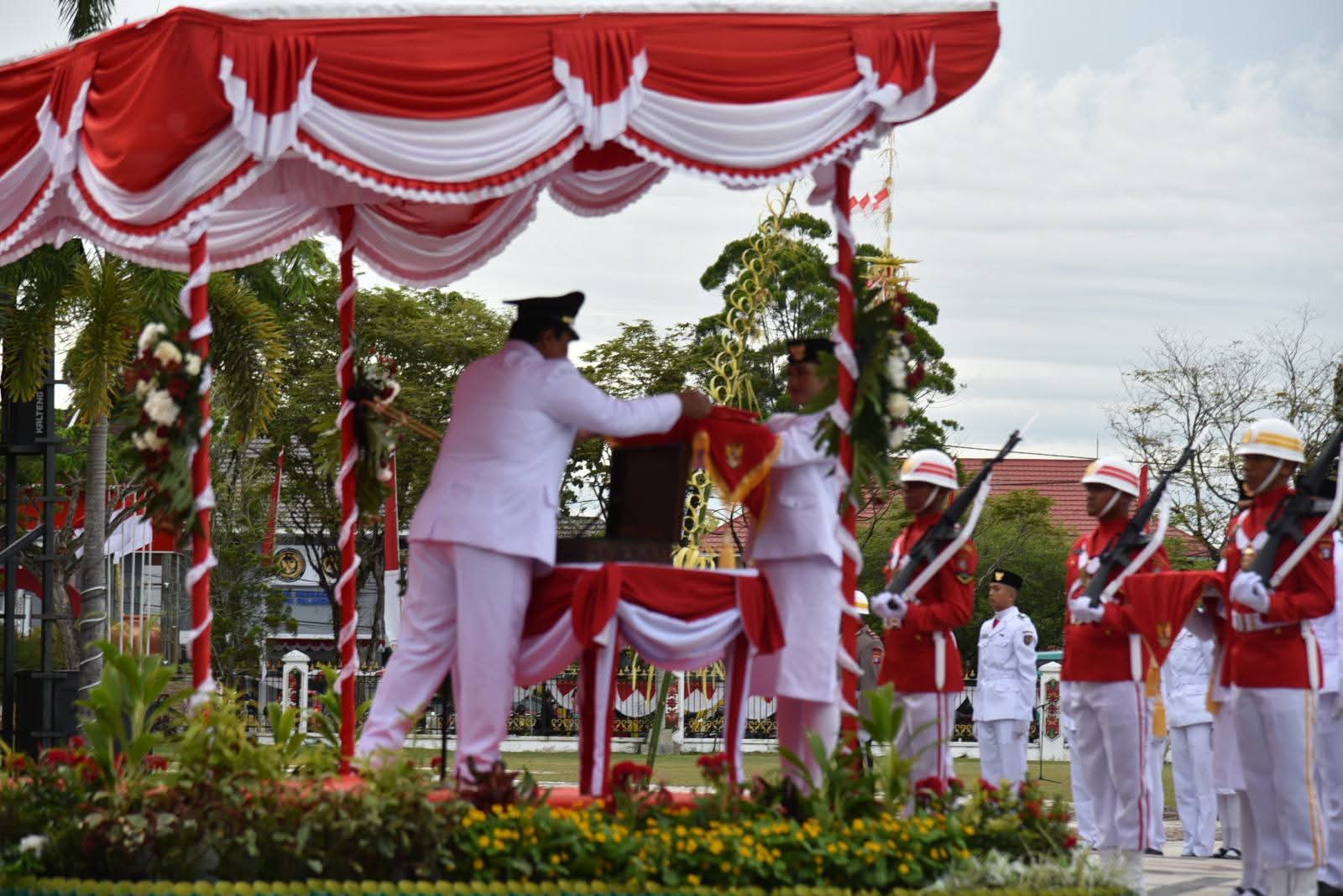 Upacara Penurunan Bendera di Halaman Kantor Gubernur Berlangsung Khidmat