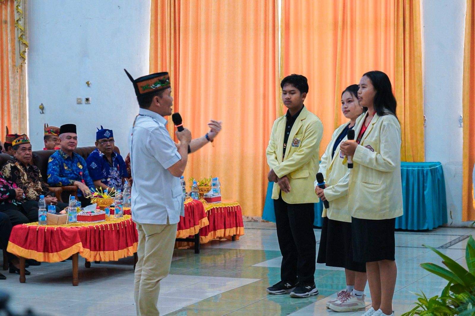 Gubernur Agustiar Tekankan Satu Sarjana Satu Keluarga Dayak