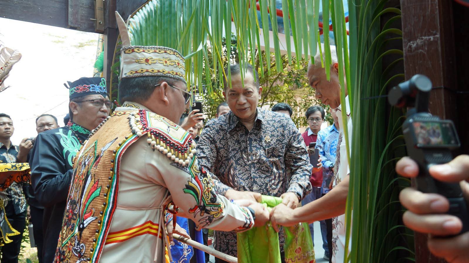 Gubernur Sambut Menteri Koperasi di Kalteng, Tekankan Sinergi Perkuat Desa