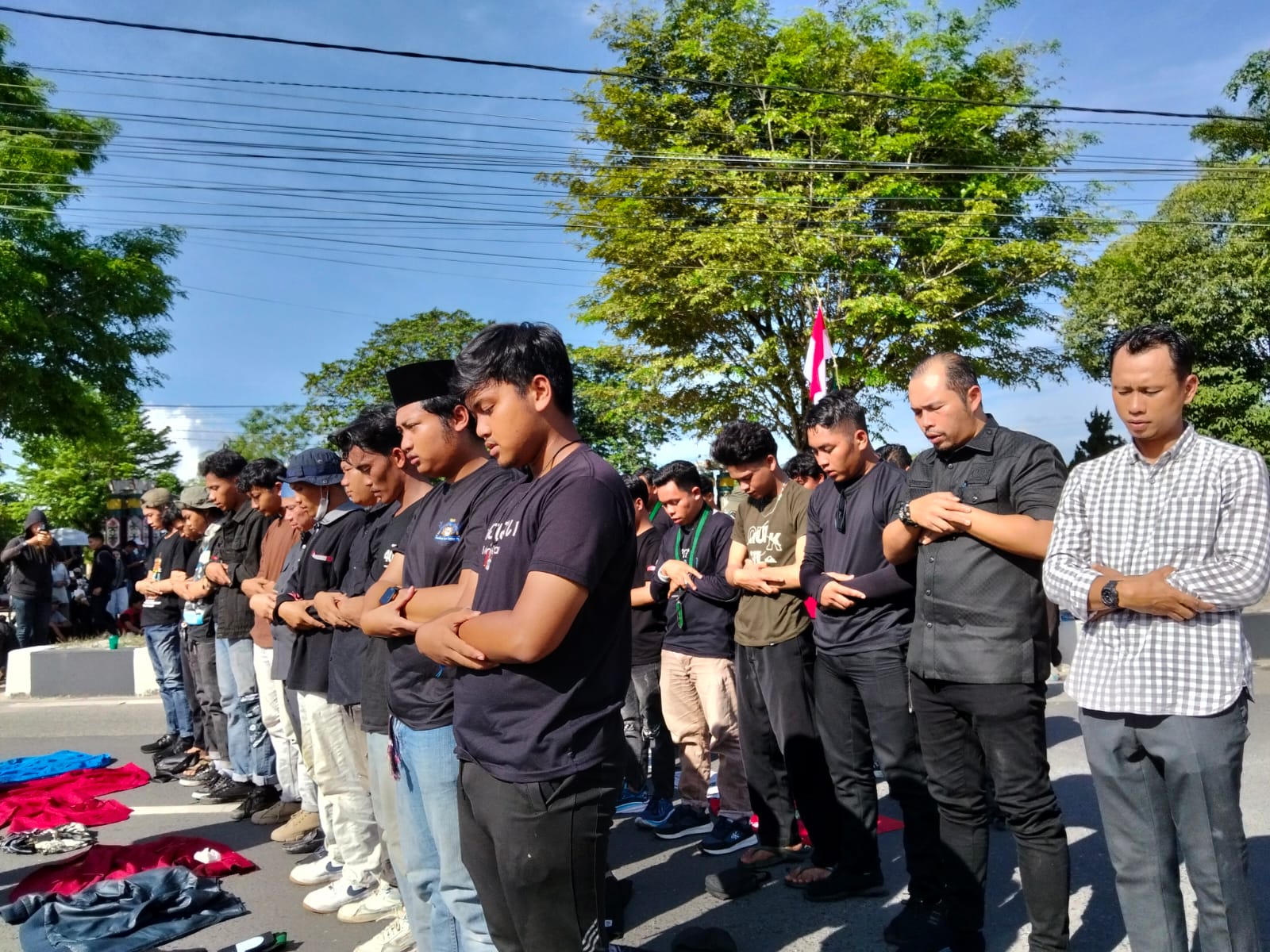 Wakil Ketua DPRD Kalteng Shalat Bersama Mahasiswa di Tengah Aksi Demo