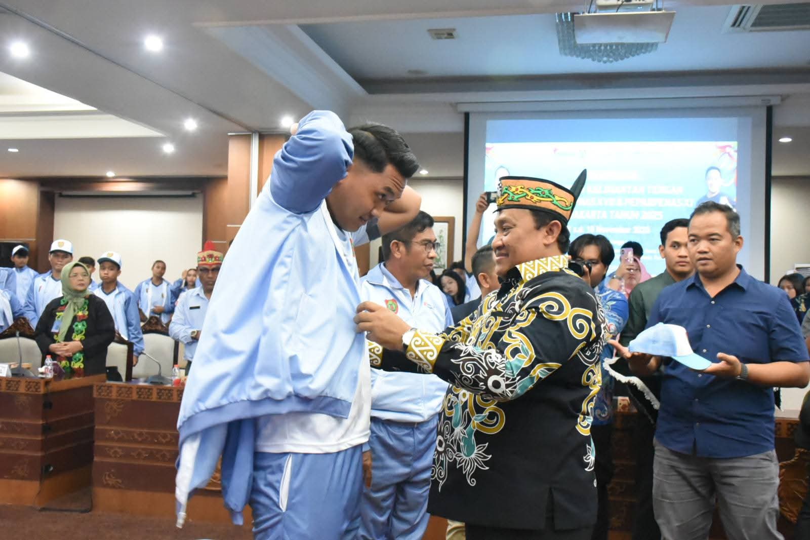 Edy Pratowo Lepas 106 Atlet ke POPNAS dan PEPARPENAS