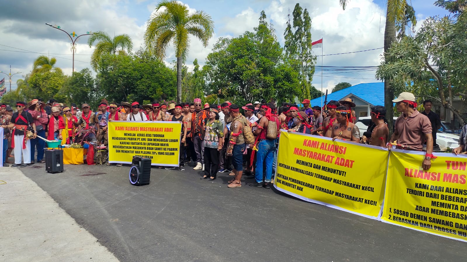 Massa Geruduk Polres Kapuas, Desak Pembebasan Dua Aktivis Dayak