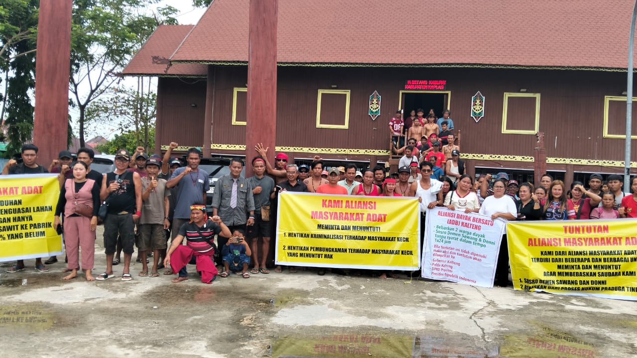 Massa Geruduk Polres Kapuas, Desak Pembebasan Dua Aktivis Dayak