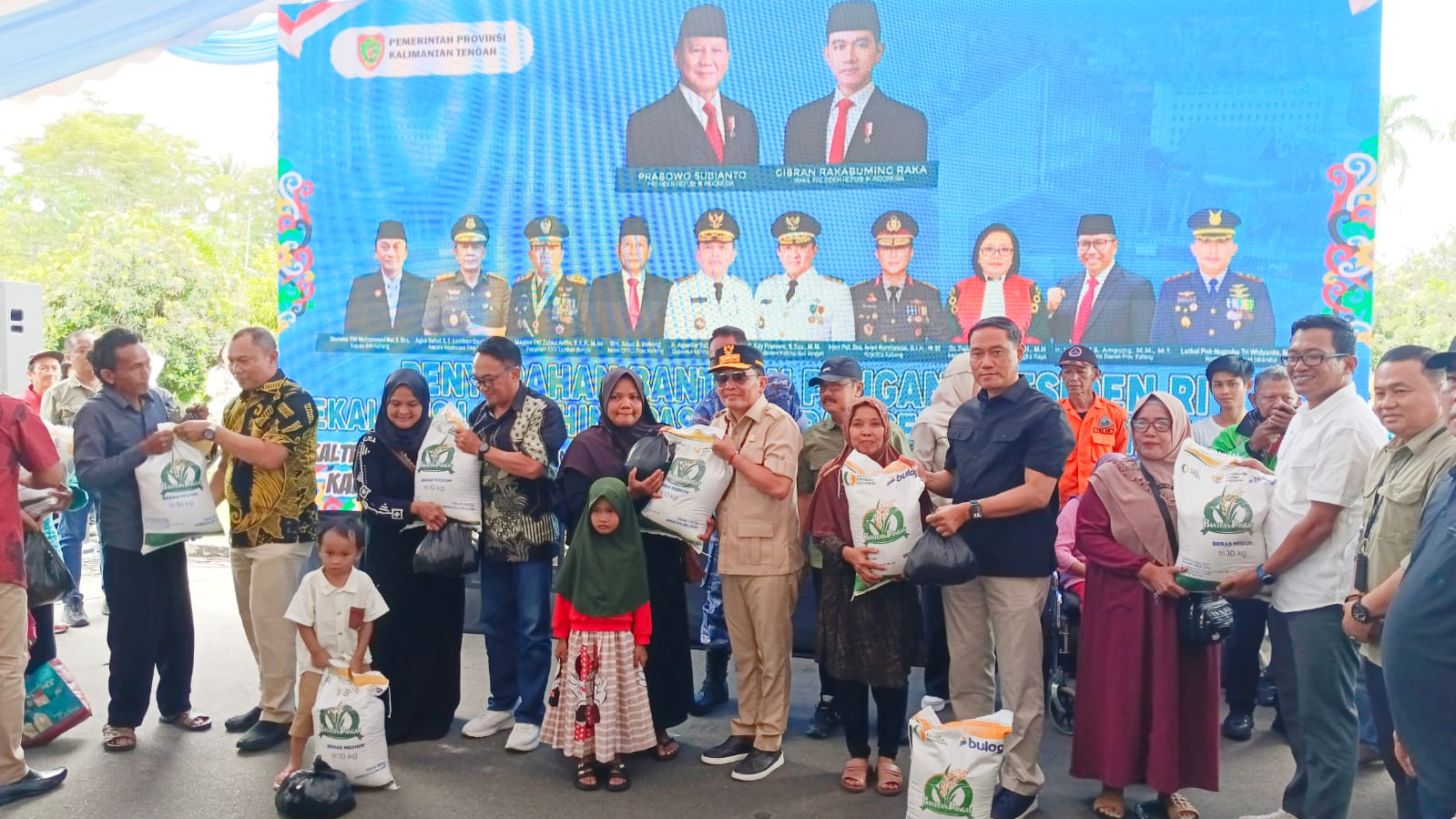 Gubernur Agustiar Buka Pasar Murah dan Salurkan Bantuan Pangan Presiden