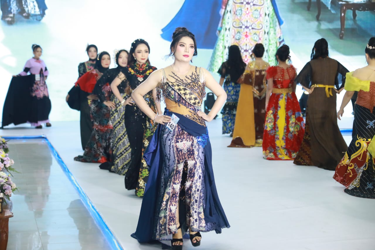 Dekranasda Kalteng Gelar Fashion Show Benang Bintik Pesta