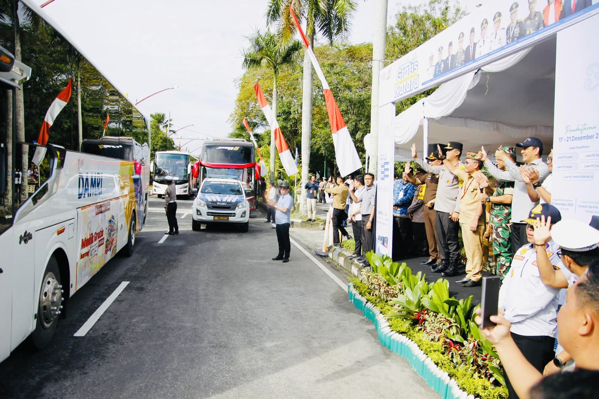 Gubernur Agustiar Lepas 9 Bus Gratis Mudik Natal dan Tahun Baru