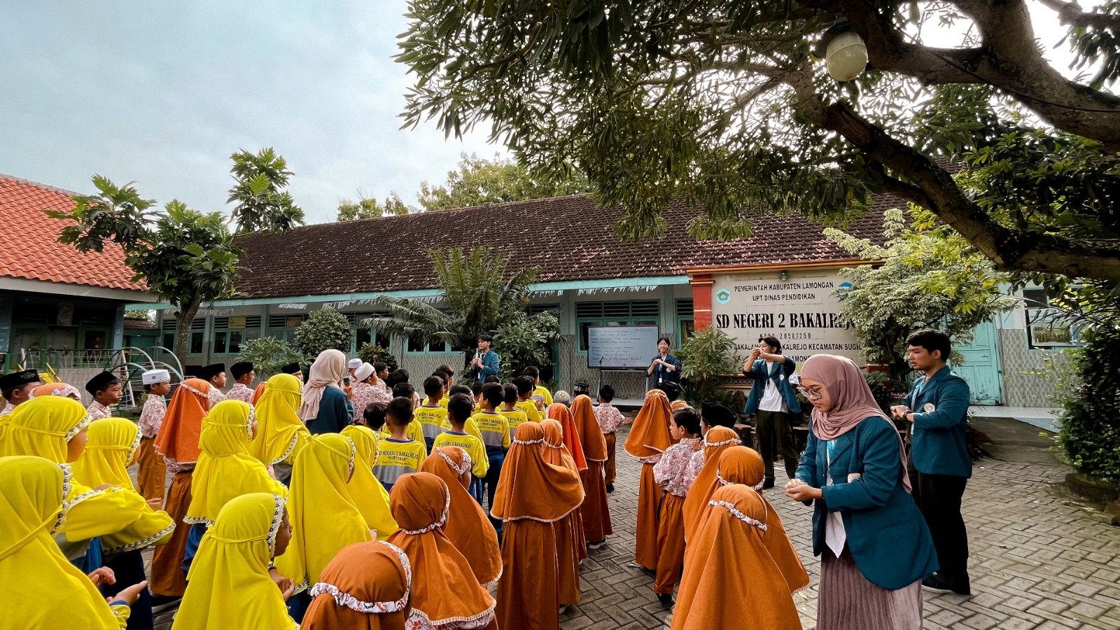 Mahasiwa Unair Kelompok BBK 7 Bangun Kebiasaan Hidup Bersih Anak Sekolah Dasar