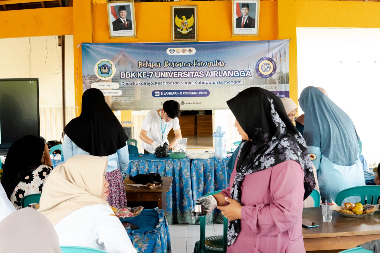 Mahasiswa Unair Ajarkan Warga Bakalrejo Olah Sekam Padi Jadi Briket Mendukung SDG8