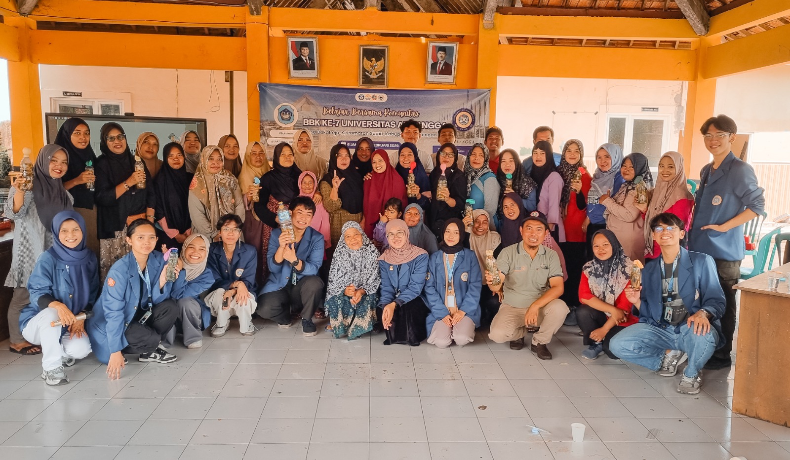 Tim BBK Unair Bersama Warga Bakalrejo Olah Sampah Organik Menjadi Eco Enzyme