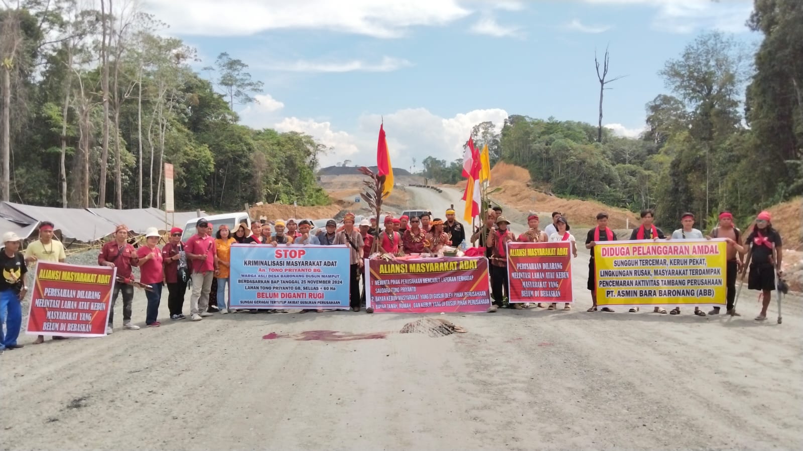 Ditolak Masuk Kantor PT ABB, Masyarakat Gelar Ritual Adat di Lahan Sengketa