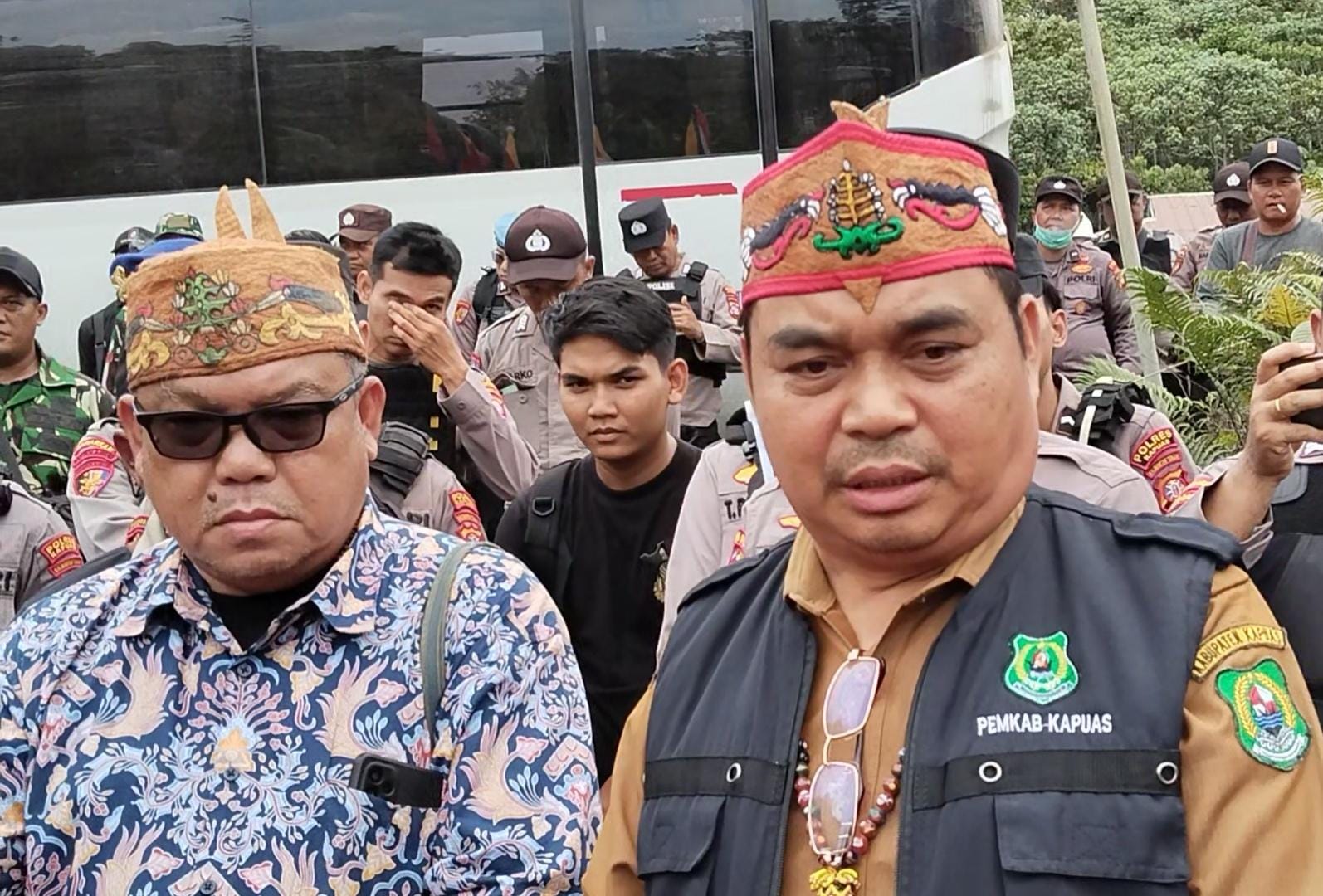 Ditolak Masuk Kantor PT ABB, Masyarakat Gelar Ritual Adat di Lahan Sengketa