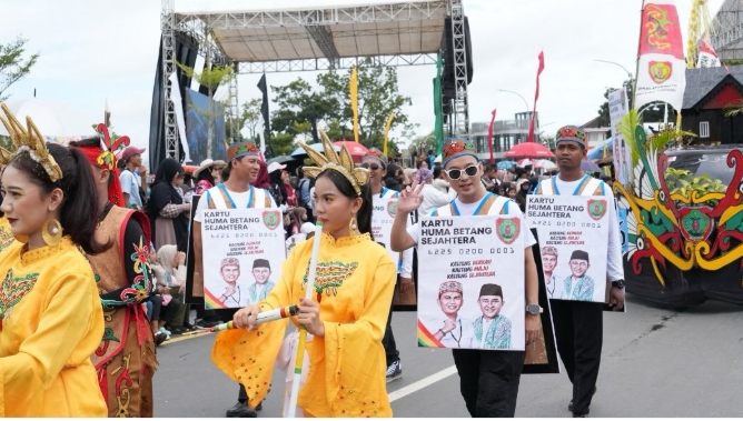 Dinas Sosial Ramaikan Karnaval FBIM 2026, Kartu Huma Betang Sejahtera Tampil di Tengah Parade Budaya