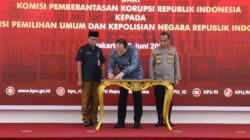 KPK Serahkan Rp4,2 Miliar untuk KPU dan Polri