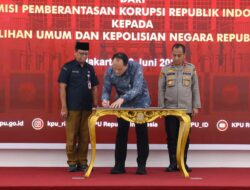 KPK Serahkan Rp4,2 Miliar untuk KPU dan Polri