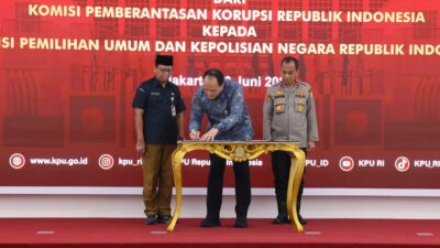KPK Serahkan Rp4,2 Miliar untuk KPU dan Polri