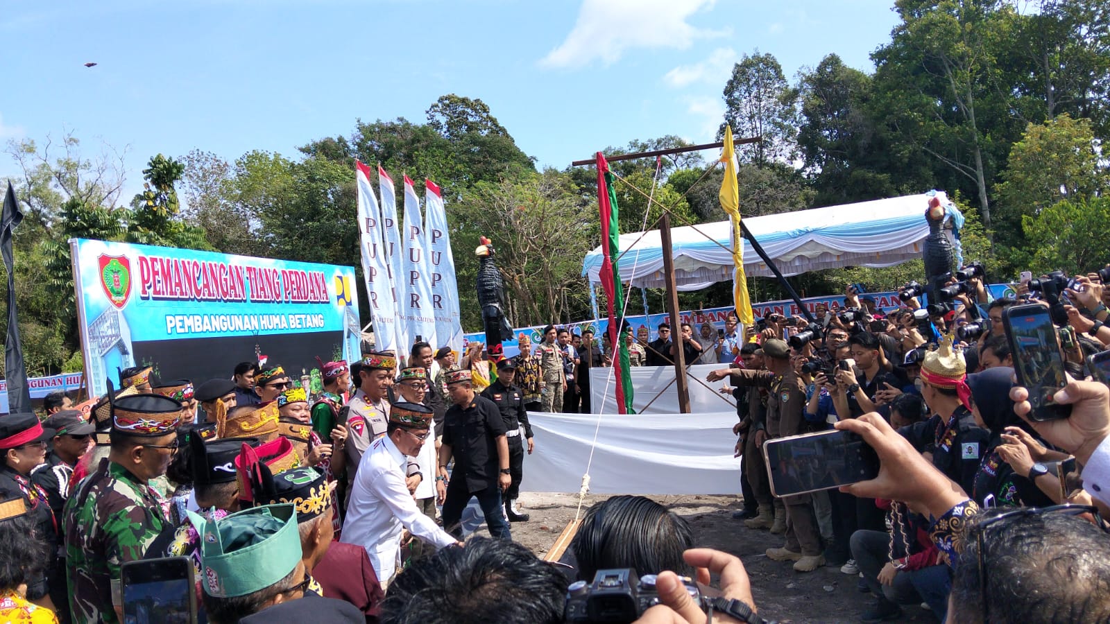 Gubernur Agustiar Sabran Pasang Tiang Perdana Huma Betang, Simbol Persatuan Dayak