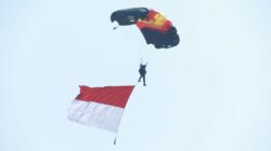 Terjun Payung Kibarkan Bendera Merah Putih di Langit Kalteng