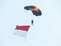 Terjun Payung Kibarkan Bendera Merah Putih di Langit Kalteng