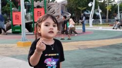 Putri Cantik Ini Punya Cara Sendiri Menikmati Sore di RTH Palangka Raya