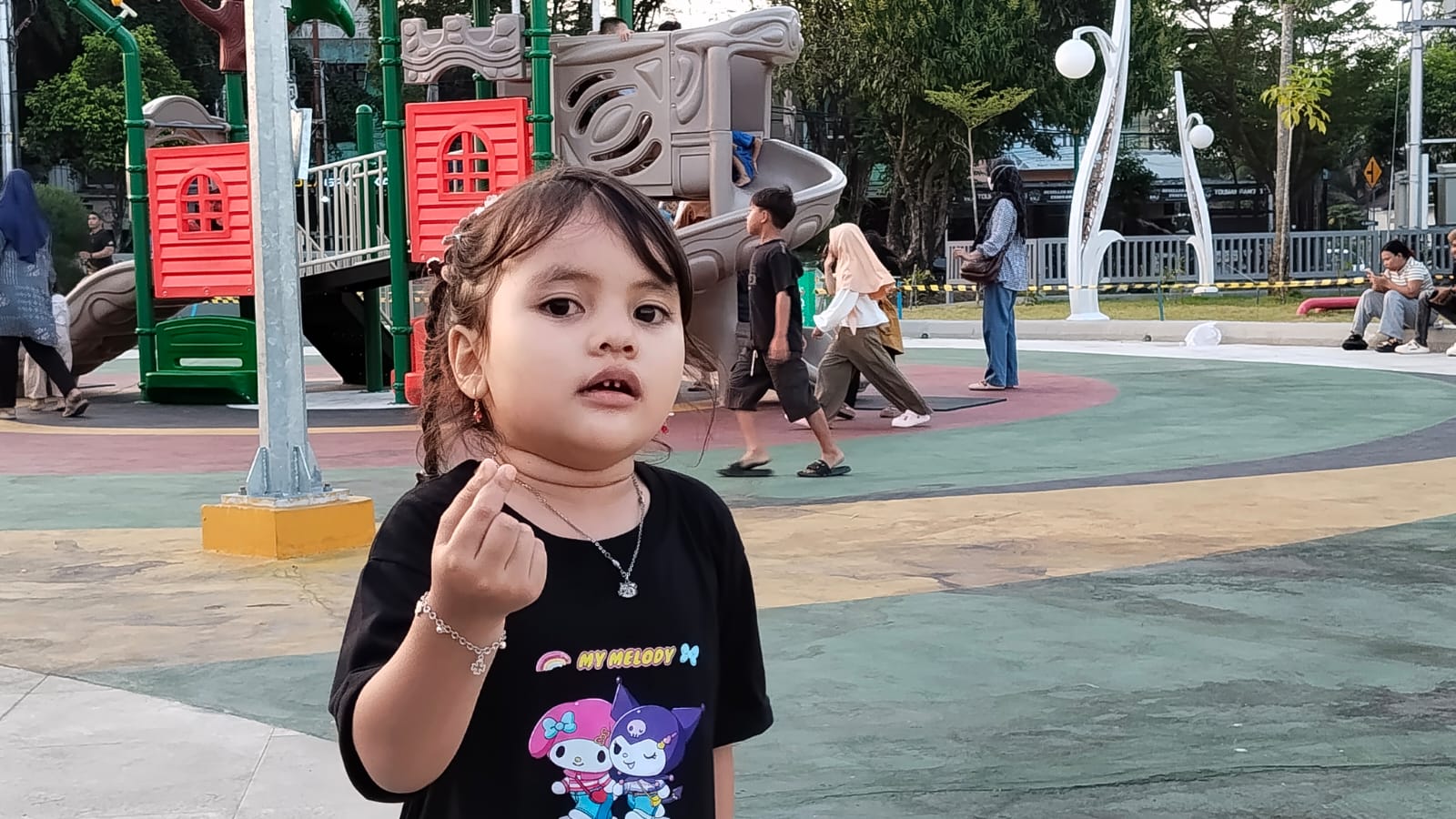 Putri Cantik Ini Punya Cara Sendiri Menikmati Sore di RTH Palangka Raya